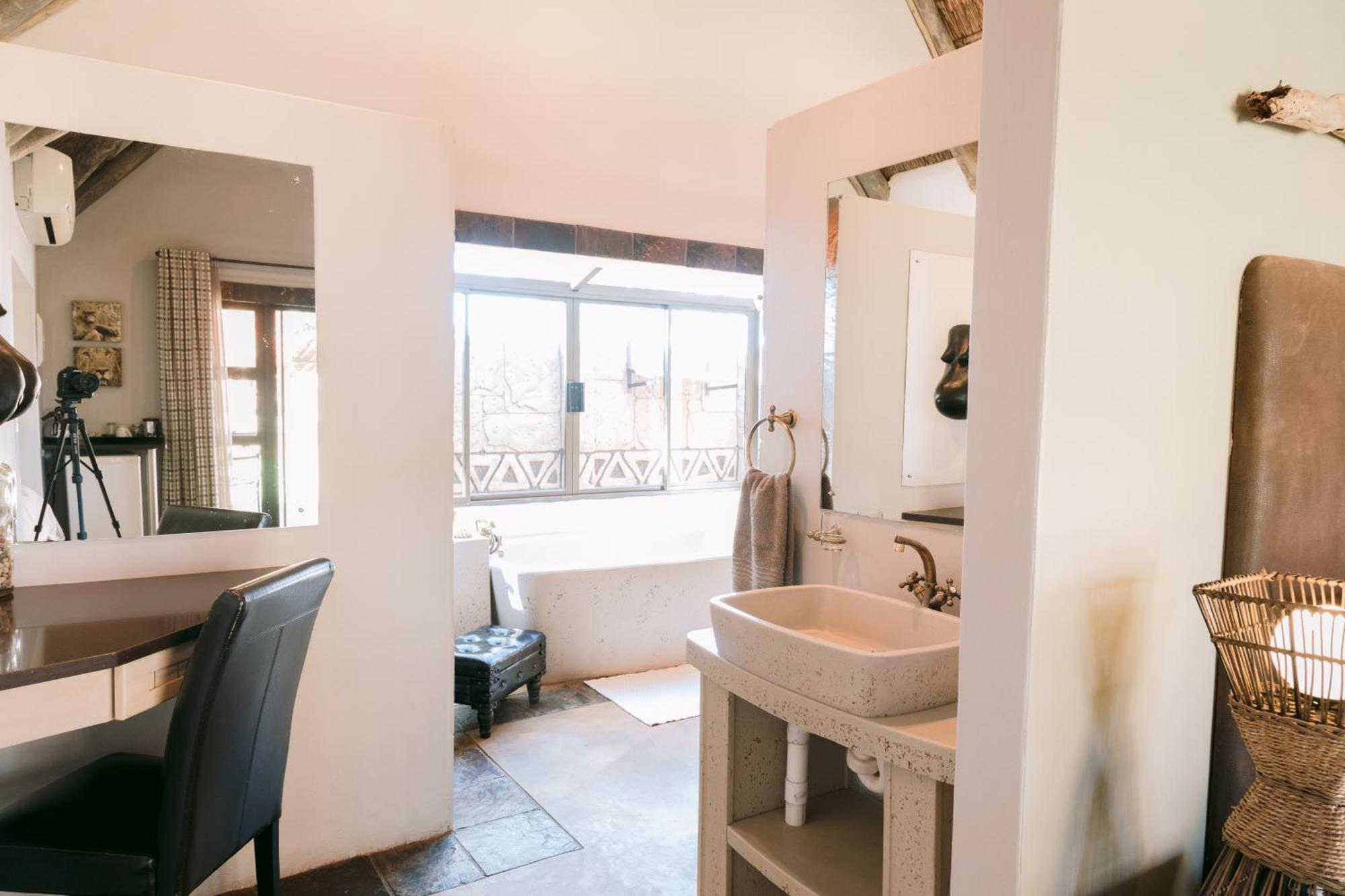 Tshukudiba Game Lodge Tom Burke Экстерьер фото
